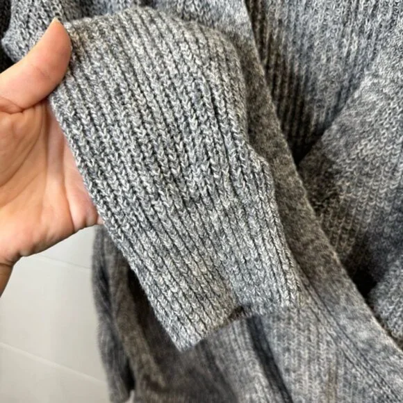 Abercrombie & Fitch Gray V-Neck Sweater Women’s Size Medium - Picture 4 of 7